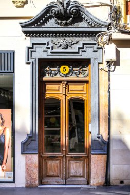 Cartagena, Murcia, İspanya... 18 Temmuz 2022: İşlenmiş demir kapı tokmakları olan eski ahşap kapı