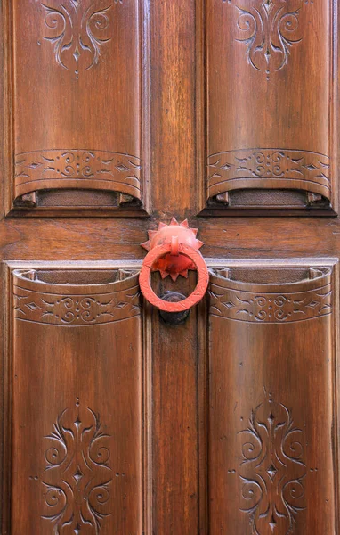 Old Wooden Carved Door Vintage Red Knocker Spain — Fotografia de Stock