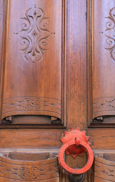 Old Wooden Carved Door Vintage Red Knocker Spain — Foto Stock