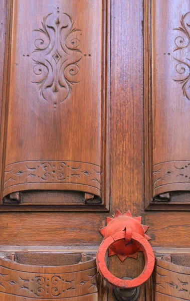 Old Wooden Carved Door Vintage Red Knocker Spain — Fotografia de Stock