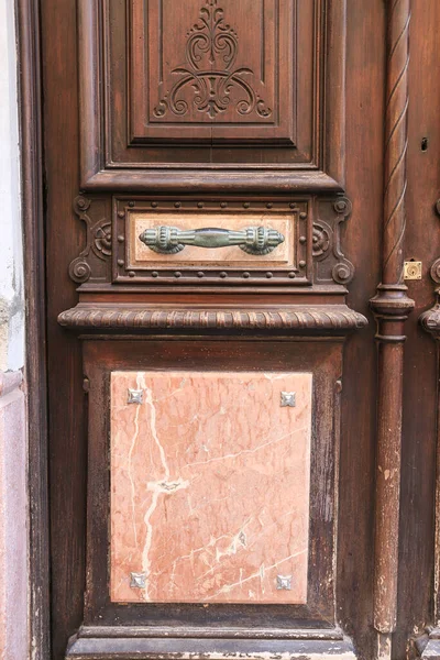 Alte Holz Und Marmortür Mit Schönem Eisernen Türgriff — Stockfoto