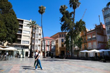 Cartagena, Murcia, İspanya - 17 Temmuz 2022: güneşli bir yaz gününde, güzel San Francisco Meydanı