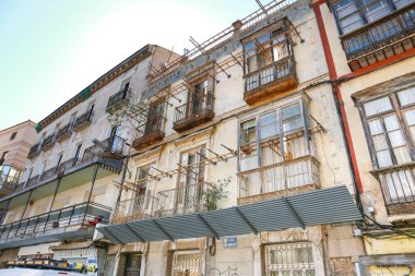 Cartagena, Murcia, İspanya - 18 Temmuz 2022: Kartagena 'da San Francisco Meydanı' nın yanında yenilenmekte olan modernist Style Houses