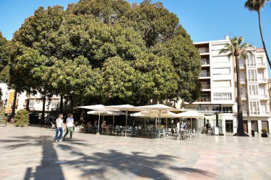 Cartagena, Murcia, İspanya - 17 Temmuz 2022: güneşli bir yaz gününde, güzel San Francisco Meydanı