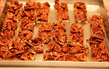 Metal tepside karamelli cevizli bisküvi.