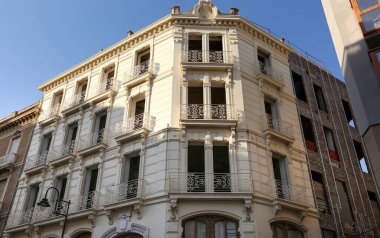 Cartagena şehrinin merkezindeki güzel Modernist Ev cephesi