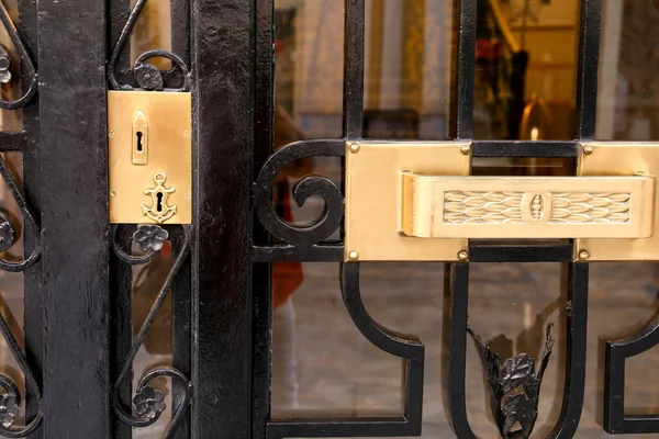 Black Forged Metal Door Modernist Style Beautiful Golden Door Handle — Photo