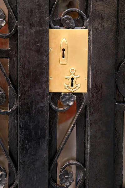 Black Forged Metal Door Modernist Style Beautiful Golden Door Handle — Photo