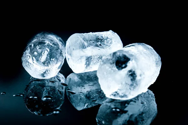 Великі Кубики Льоду Відображення Чорному Тлі — стокове фото