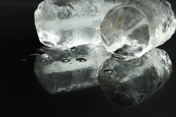 Великі Кубики Льоду Відображення Чорному Тлі — стокове фото