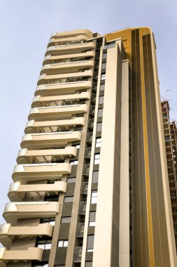 Benidorm, Alicante, İspanya - 11 Eylül 2022: Benidorm 'daki Poniente Beach Area' da Sunset Cliffs adlı modern mimari bina