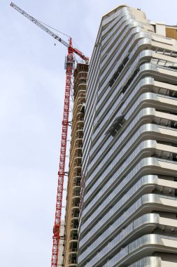 Benidorm, Alicante, İspanya - 11 Eylül 2022: Benidorm 'da Poniente Beach Area' da Sunset Cliffs adı verilen modern mimari bina