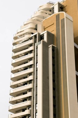 Benidorm, Alicante, İspanya - 11 Eylül 2022: Benidorm 'daki Poniente Beach Area' da Sunset Cliffs adlı modern mimari bina