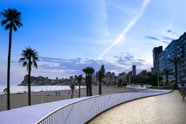 Benidorm, Alicante, İspanya... 11 Eylül 2022: Poniente plajı, kumsala erişimi ve modern tasarım manzarasıyla