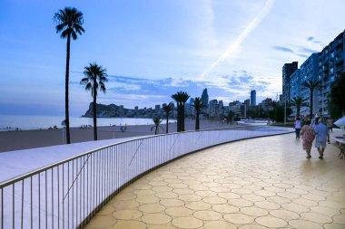 Benidorm, Alicante, İspanya... 11 Eylül 2022: Poniente plajı, kumsala erişimi ve modern tasarım manzarasıyla