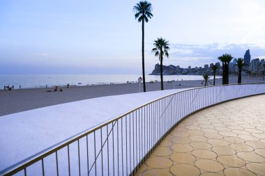 Benidorm, Alicante, İspanya... 11 Eylül 2022: Poniente plajı, kumsala erişimi ve modern tasarım manzarasıyla