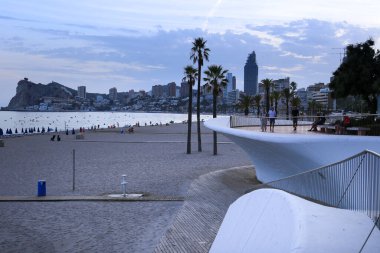 Benidorm, Alicante, İspanya... 11 Eylül 2022: Poniente plajı, kumsala erişimi ve modern tasarım manzarasıyla