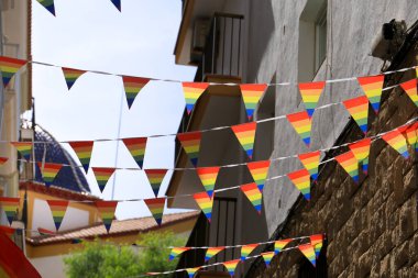 Benidorm, Alicante, İspanya - 11 Eylül 2022: Benidorm 'daki Gay Gururu için renkli gökkuşağı bayraklarıyla süslenmiş sokaklar ve cepheler
