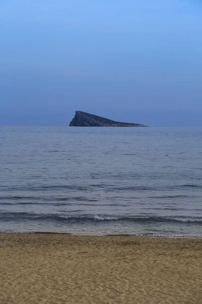 Üres Poniente Benidorm Beach Délután Kis Sziget Nevű Illa Háttérben — Stock Fotó