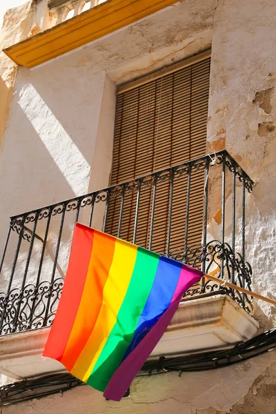 Calles Fachadas Adornadas Con Coloridas Banderas Arco Iris Para Orgullo — Foto de Stock