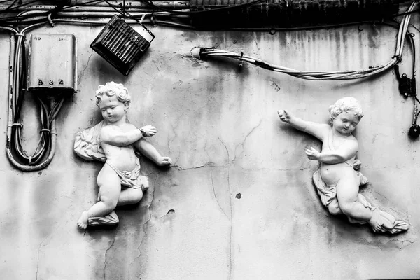 Angeli Decorativi Pietra Sul Muro Circondati Cavi Elettrici Spagna — Foto Stock