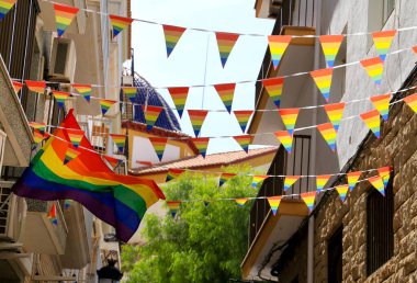 Benidorm 'daki Gay Gururu için renkli gökkuşağı bayraklarıyla süslenmiş sokaklar ve cepheler
