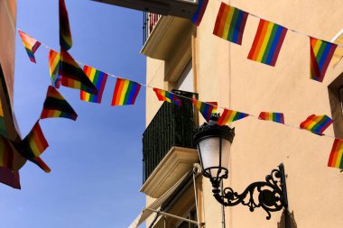 Benidorm 'daki Gay Gururu için renkli gökkuşağı bayraklarıyla süslenmiş sokaklar ve cepheler
