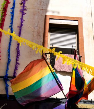 Benidorm 'daki Gay Gururu için renkli gökkuşağı bayraklarıyla süslenmiş sokaklar ve cepheler