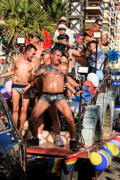 Benidorm, Alicante, İspanya - 10 Eylül 2022: İnsanlar Eylül 'de Benidorm' daki Gay Onur Yürüyüşü 'nde dans edip eğleniyorlar
