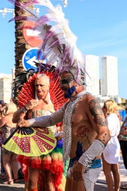 Benidorm, Alicante, İspanya - 10 Eylül 2022: İnsanlar Eylül 'de Benidorm' daki Gay Onur Yürüyüşü 'nde dans edip eğleniyorlar