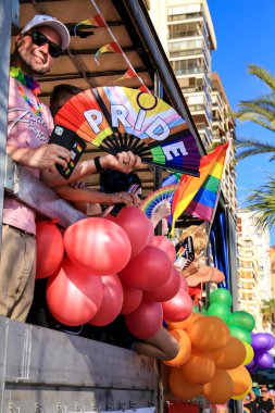 Benidorm, Alicante, İspanya - 10 Eylül 2022: İnsanlar Eylül 'de Benidorm' daki Gay Onur Yürüyüşü 'nde dans edip eğleniyorlar