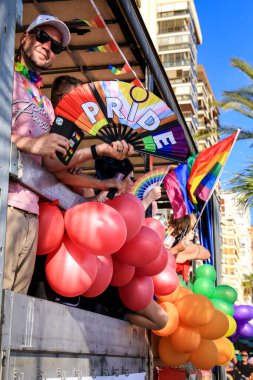 Benidorm, Alicante, İspanya - 10 Eylül 2022: İnsanlar Eylül 'de Benidorm' daki Gay Onur Yürüyüşü 'nde dans edip eğleniyorlar