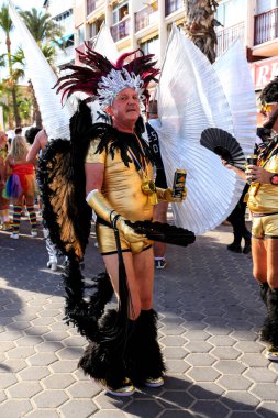 Benidorm, Alicante, İspanya - 10 Eylül 2022: İnsanlar Eylül 'de Benidorm' daki Gay Onur Yürüyüşü 'nde dans edip eğleniyorlar