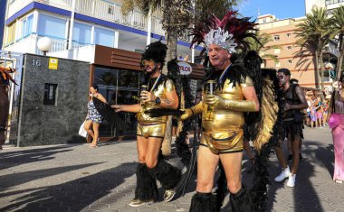 Benidorm, Alicante, İspanya - 10 Eylül 2022: İnsanlar Eylül 'de Benidorm' daki Gay Onur Yürüyüşü 'nde dans edip eğleniyorlar