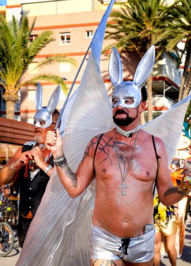 Benidorm, Alicante, İspanya - 10 Eylül 2022: İnsanlar Eylül 'de Benidorm' daki Gay Onur Yürüyüşü 'nde dans edip eğleniyorlar