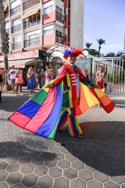 Benidorm, Alicante, İspanya - 10 Eylül 2022: İnsanlar Eylül 'de Benidorm' daki Gay Onur Yürüyüşü 'nde dans edip eğleniyorlar