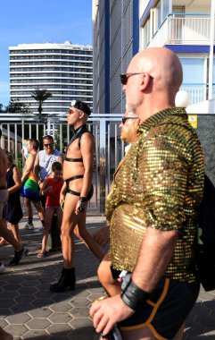 Benidorm, Alicante, İspanya - 10 Eylül 2022: İnsanlar Eylül 'de Benidorm' daki Gay Onur Yürüyüşü 'nde dans edip eğleniyorlar