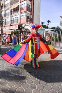 Benidorm, Alicante, İspanya - 10 Eylül 2022: İnsanlar Eylül 'de Benidorm' daki Gay Onur Yürüyüşü 'nde dans edip eğleniyorlar