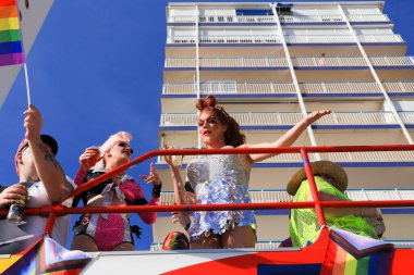 Benidorm, Alicante, İspanya - 10 Eylül 2022: İnsanlar Eylül 'de Benidorm' daki Gay Onur Yürüyüşü 'nde dans edip eğleniyorlar