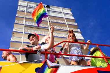 Benidorm, Alicante, İspanya - 10 Eylül 2022: İnsanlar Eylül 'de Benidorm' daki Gay Onur Yürüyüşü 'nde dans edip eğleniyorlar