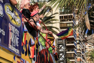 Benidorm, Alicante, İspanya - 10 Eylül 2022: İnsanlar Eylül 'de Benidorm' daki Gay Onur Yürüyüşü 'nde dans edip eğleniyorlar