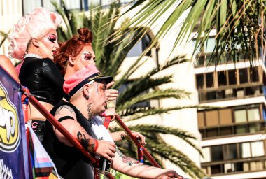 Benidorm, Alicante, İspanya - 10 Eylül 2022: İnsanlar Eylül 'de Benidorm' daki Gay Onur Yürüyüşü 'nde dans edip eğleniyorlar