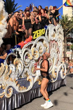 Benidorm, Alicante, İspanya - 10 Eylül 2022: İnsanlar Eylül 'de Benidorm' daki Gay Onur Yürüyüşü 'nde dans edip eğleniyorlar