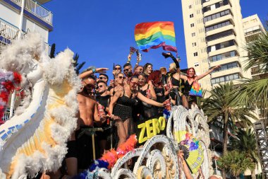 Benidorm, Alicante, İspanya - 10 Eylül 2022: İnsanlar Eylül 'de Benidorm' daki Gay Onur Yürüyüşü 'nde dans edip eğleniyorlar