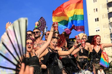 Benidorm, Alicante, İspanya - 10 Eylül 2022: İnsanlar Eylül 'de Benidorm' daki Gay Onur Yürüyüşü 'nde dans edip eğleniyorlar