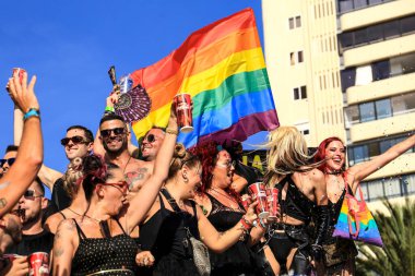 Benidorm, Alicante, İspanya - 10 Eylül 2022: İnsanlar Eylül 'de Benidorm' daki Gay Onur Yürüyüşü 'nde dans edip eğleniyorlar