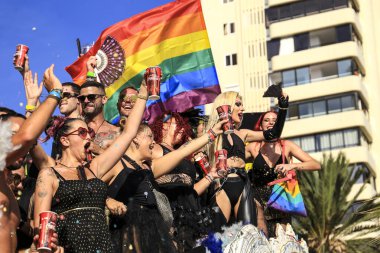 Benidorm, Alicante, İspanya - 10 Eylül 2022: İnsanlar Eylül 'de Benidorm' daki Gay Onur Yürüyüşü 'nde dans edip eğleniyorlar