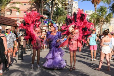 Benidorm, Alicante, İspanya - 10 Eylül 2022: İnsanlar Eylül 'de Benidorm' daki Gay Onur Yürüyüşü 'nde dans edip eğleniyorlar