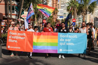 Benidorm, Alicante, İspanya - 10 Eylül 2022: Benidorm 'daki Gay Onur Günü yürüyüşüne katılan politikacılar