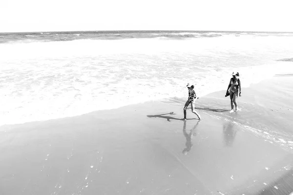 Arenales Del Sol アリカンテ スペイン 2022年9月18日 夏の晴れた日に母親と娘の日光浴と海岸沿いの散歩 — ストック写真
